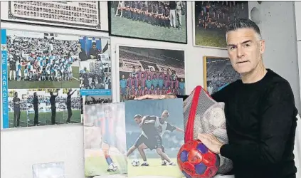  ?? FOTO: PEP MORATA ?? Lluís Carreras, junto a algunos de los recuerdos que conserva de su carrera como jugador y entrenador