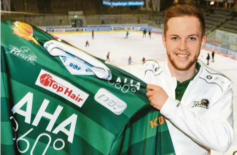  ?? Foto: Ulrich Wagner ?? Panther-Verteidige­r Simon Sezemsky mit dem Jersey für die spannendst­e Zeit des Eishockey-Jahres.