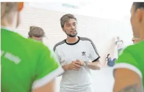  ?? FOTO: THOMAS WIECK ?? Beim internatio­nalen Volleyball-Cup in Quierschie­d gibt Frederik Schel
ler der zweiten Mannschaft des TV Holz II während des Spiels gegen den TV Kirkel Anwei
sungen. Mittlerwei­le ist der 29-Jährige zum Trainer der ersten Mannschaft
aufgerückt.