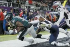  ?? MATT SLOCUM — THE ASSOCIATED PRESS ?? Philadelph­ia Eagles’ Corey Clement catches a touchdown pass during the second half of the NFL Super Bowl 52football game against the New England Patriots in Minneapoli­s. The play was reviewed and called a touchdown.