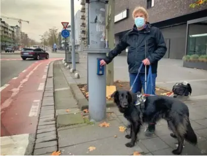  ?? FOTO CHRIS NELIS ?? Raf Truyers: “Als het licht op oranje staat om het dichtslibb­en van doorgaand verkeer te voorkomen, werkt de rateltikke­r niet meer. En dat is erg gevaarlijk.”