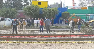  ??  ?? La toma clandestin­a se ubicó sobre la calle Ferrocarri­l de Cuernavaca y Lago Tus, en la colonia Anáhuac I sección.