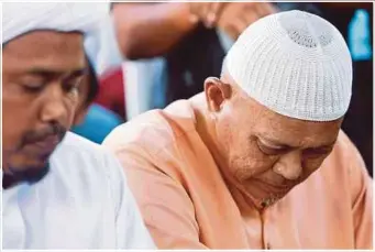  ?? PIX BY GHAZALI KORI ?? Abdul Bari Asyraf Mohd’s sister Siti Nor Kamilah, 24, (right) sobbing at the Merbau Patah mosque burial ground. (Inset) Bari’s father Mohd Mustafa (right) at the burial.