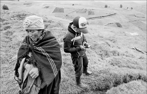  ?? Glenda giacometti/ el comercio ?? •
Rosa Punina, en una comunidad de Tungurahua, busca señal junto a su hijo, para que pueda conectarse a las clases.