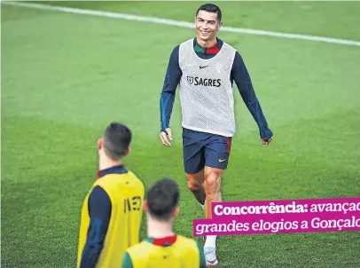  ?? Capitão da Seleção ?? Ronaldo ponderou deixar a Seleção após o Mundial mas gostou da conversa com Martínez
Cristiano Ronaldo