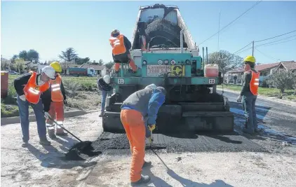  ?? FOTOS: ARCHIVO LA NUEVA. ?? de los municipios apuntará a las obras de pavimentac­ión durante el segundo semestre del año.