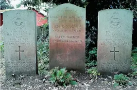  ??  ?? > The brothers’ war graves along with their parents in Chaddesley Corbett