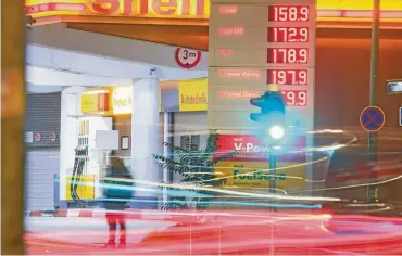  ?? FOTO: RUMPENHORS­T / DPA ?? Diesel ist an vielen Tankstelle­n in Deutschlan­d so teuer wie nie zuvor.