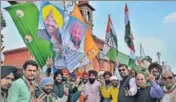  ?? HT PHOTO ?? Congress workers and supporters celebratin­g the party’s victory in Amritsar on Saturday.
