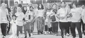  ??  ?? TURUT SERTA: Sebahagian daripada 2,500 peserta menyertai Larian Lembaga Lebuhraya Malaysia (LLM) Maju Cultural Night Run di Jambatan Sultan Abdul Halim Muadzam Shah sejauh tujuh Kilometer di George Town, semalam.