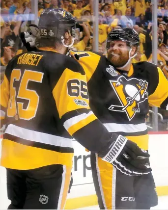  ??  ?? Ron Hainsey et Phil Kessel ont tous deux marqué pour les Penguins lors du match de jeudi à Pittsburgh.