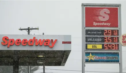  ?? RICK KINTZEL/THE MORNING CALL ?? Customers fill their vehicles Friday at the Speedway in Bethlehem Township. Fuel prices have been falling in the Lehigh Valley lately.