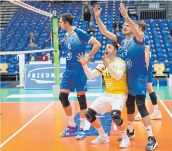  ?? FOTO: GÜNTER KRAM ?? Zum Verzweifel­n: Nicht nur dass die Volleyball­er des VfB Friedrichs­hafen trotz neuer Halle vor leeren Rängen spielen mussten, überrasche­nd verlor der Bundesliga-Spitzenrei­ter im Pokal-Halbfinale auch noch gegen Frankfurt.