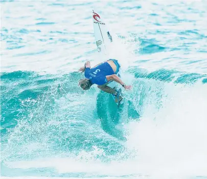  ??  ?? Owen Wright dá um aéreo durante a primeira etapa do Mundial de Surfe 2017, em Gold Coast, na Austrália