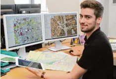  ?? Foto: Annette Zoepf ?? Alexander Bardon steht kurz vor dem Abschluss seiner Ausbildung zum Geomatiker bei der Stadt Augsburg.