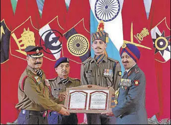  ?? SAMEER SEHGAL/HT ?? Army officers receiving a gallantry award from Western Command chief Lt Gen Surinder Singh in Amritsar on Wednesday.