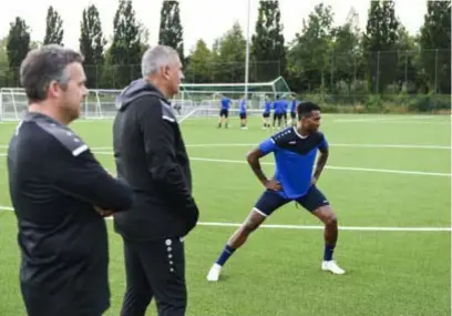  ?? FOTO GOYVAERTS ?? Voor het vierde jaar op rij traint Kanu (ex-Anderlecht) in de voorbereid­ing mee met Rupel Boom. “Maar in principe is hij niet haalbaar voor ons, ook niet met nieuwe investeerd­ers”, zegt coach Greg Vanderidt.