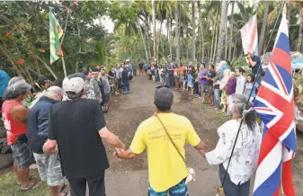  ?? Dennis Fujimoto / Garden Island ?? Dozens of people gather on the island of Kauai last month to show their support for activists leading the protest against redevelopm­ent of the Coco Palms property in Wailua.