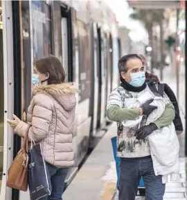  ?? Photo by Angel Garcia ?? More people returned to work and used public transport (and masks) this week