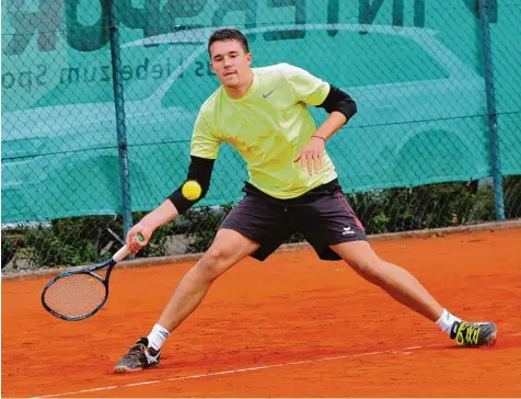  ?? Foto: Karl Aumiller ?? Manuel Bacher vom TC Wertingen freut sich auf die bevorstehe­nde Tennis Saison.