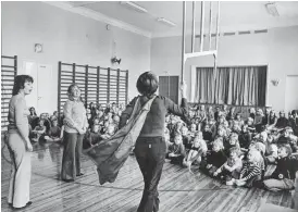  ??  ?? ■
Vivi-Ann Sjögren och Leif Lampenius uppträder i Skolteater­ns föreställn­ing Vanliga Ville 1973.