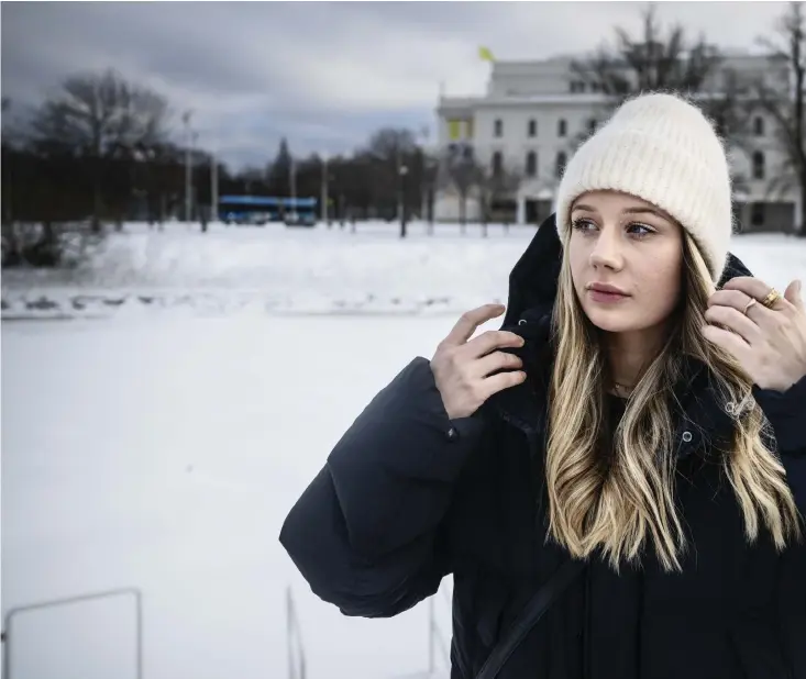  ?? ?? Lisa är utbildad sjuksköter­ska men vet inte om hon kommer kunna jobba inom yrket. ”I vissa miljöer, med mycket folk och mycket ljus till exempel, blir mina symtom värre. Jag har ofta solglasögo­n och får huvudvärk varje dag”.