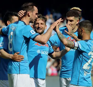  ?? ?? La festa
I calciatori del Napoli felici per la vittoria sul Sassuolo. Sotto, Bonazzoli festeggia il gol contro il Venezia ieri