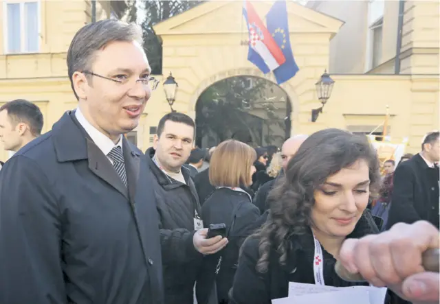  ??  ?? Aleksandar Vučić vrlo je vješt politički manipulato­r, njegova su baza radikalni nacionalis­ti i on to zna