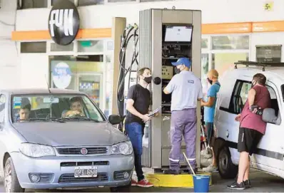  ??  ?? La mayor circulació­n y la suba de precios permitiero­n mejorar el margen operativo de la petrolera