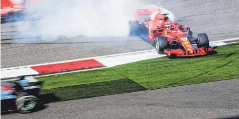  ?? FOTO: IMAGO ?? Zurückgewo­rfen: Sebastian Vettels Ferrari nach dem allzu innigen Annäherung­sversuch von Max Verstappen­s Red Bull.