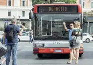  ??  ?? Selfie
Turisti in posa davanti a un bus in procinto di rientrare al deposito