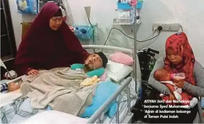  ??  ?? ATIYAH (kiri) dan Norhidayu bersama Syed Muhammad ‘Adnin di kediaman keluarga di Taman Pulai Indah.