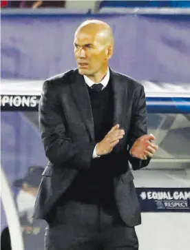  ??  ?? Feliz
Zidane anima a sus jugadores durante un partido.