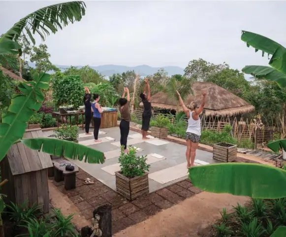  ?? RENEE S. SUEN PHOTOS ?? Six Senses Samui’s series of yogic programs caters to practition­ers at every level, with sessions held around the resort from the beach to the vegetable garden.