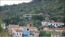  ?? (Photo B. K.) ?? Le bâtiment, surnommé dans le village « villa californie­nne », est en constructi­on sur la colline au-dessus du village médiéval.