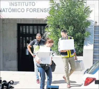  ??  ?? PESQUISAS. Agentes de la Policía Científica abandonan ayer el Instituto Anatómico Forense de Madrid.
