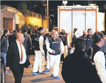  ?? — Reuters photos ?? Turkish police forensic experts leave from the consulate.