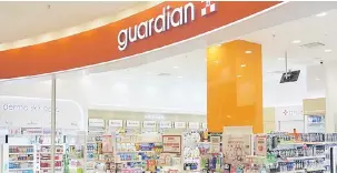  ??  ?? SERBA LENGKAP: Pelbagai jenis vitamin dan produk penjagaan kulit memenuhi satu sudut di stor Guardian di Gedung Beli-Belah Aeon Kuching.