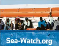  ?? Foto: Salvatore Cavalli, dpa ?? Flüchtling­e auf der „Sea-Watch“, die von der gleichnami­gen deutschen Hilfsorgan­isation betrieben wird, mussten im Januar fast zwei Wochen warten, bis die italienisc­hen Behörden ihnen erlaubten, an Land zu gehen.