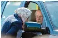  ?? Foto: S. Parsons, dpa ?? Queen Elizabeth II. mit Prinz Philip – am Steuer eines Autos.