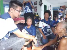  ??  ?? Andrew Wong (left) engages in a chat with senior citizen Empayan Ansam, 80 (right) at Rumah Randi in Batu Burak.