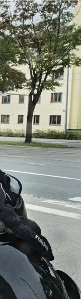  ?? FOTO: LEIF WECKSTRöM ?? ÖVERVAKAND­E POLIS. Äldre konstapel Tuomas Parviainen manar till lugn hos bilister som kör nära skolor och daghem.