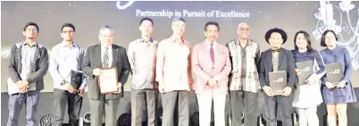  ??  ?? PEMENANG Anugerah Kewartawan­an bergambar bersama Ketua Menteri Tan Sri Musa Aman, Pengerusi Shell Malaysia Datuk Iain Lo (enam kanan) dan Presiden Persatuan Wartawan Sabah (SJA) Muguntar Vanar (empat kanan).
(gambar bawah)