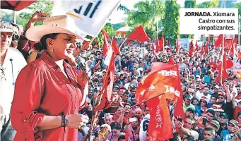  ??  ?? Jornada. Xiomara Castro con sus simpatizan­tes.