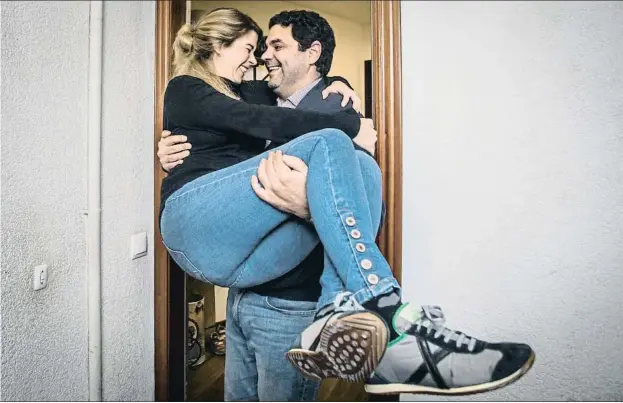  ?? LLIBERT TEIXIDÓ ?? ¿Boda el 22 de mayo?
Araceli García y David Ferreras ya han empezado a digerir –tras algún llanto– que quizás deberán buscar
otra fecha para su enlace