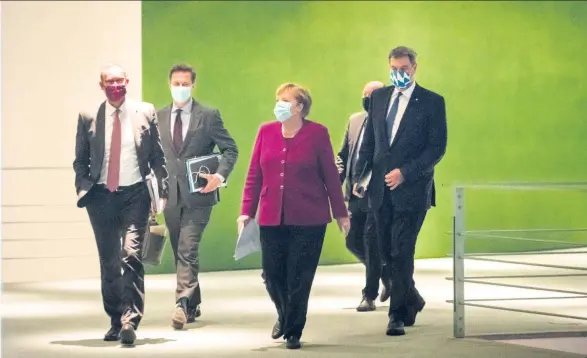  ??  ?? Treffen ohne Lösungen: Angela Merkel (Mitte) und die Regierungs­chefs Michael Müller (Berlin, links) und Markus Söder (Bayern, rechts) nach einer Bund-Länder-Runde zur Coronakris­e