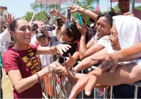  ?? ?? CLAUDIA SHEINBAUM, candidata presidenci­al por SHH, ayer en Ticul, Yucatán.