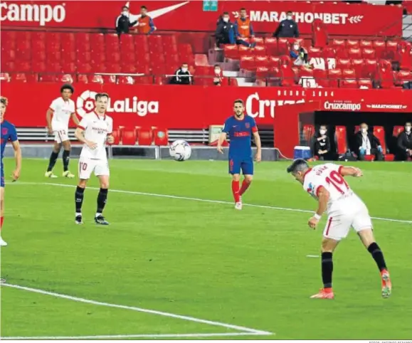  ?? FOTOS: ANTONIO PIZARRO ?? Acuña remata de cabeza el espectacul­ar centro de Jesús Navas con un testarazo picado, colocado al poste y al contrapié de Oblak. Gran testarazo.