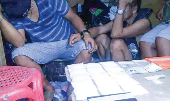  ?? CLYDYL L. AVILA ?? Drug suspects Ruel Salvaña and Matteo Archer Ochoa yielded at least P4.5 million worth of shabu during a buy-bust operation in Sitio Tiera Cura, Brgy Tejero, Cebu City last Wednesday.