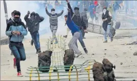  ?? WASEEM ANDRABI/HT ?? Kashmiri protesters throw stones at police and paramilita­ry soldiers during a demonstrat­ion after the Friday prayers in Srinagar.